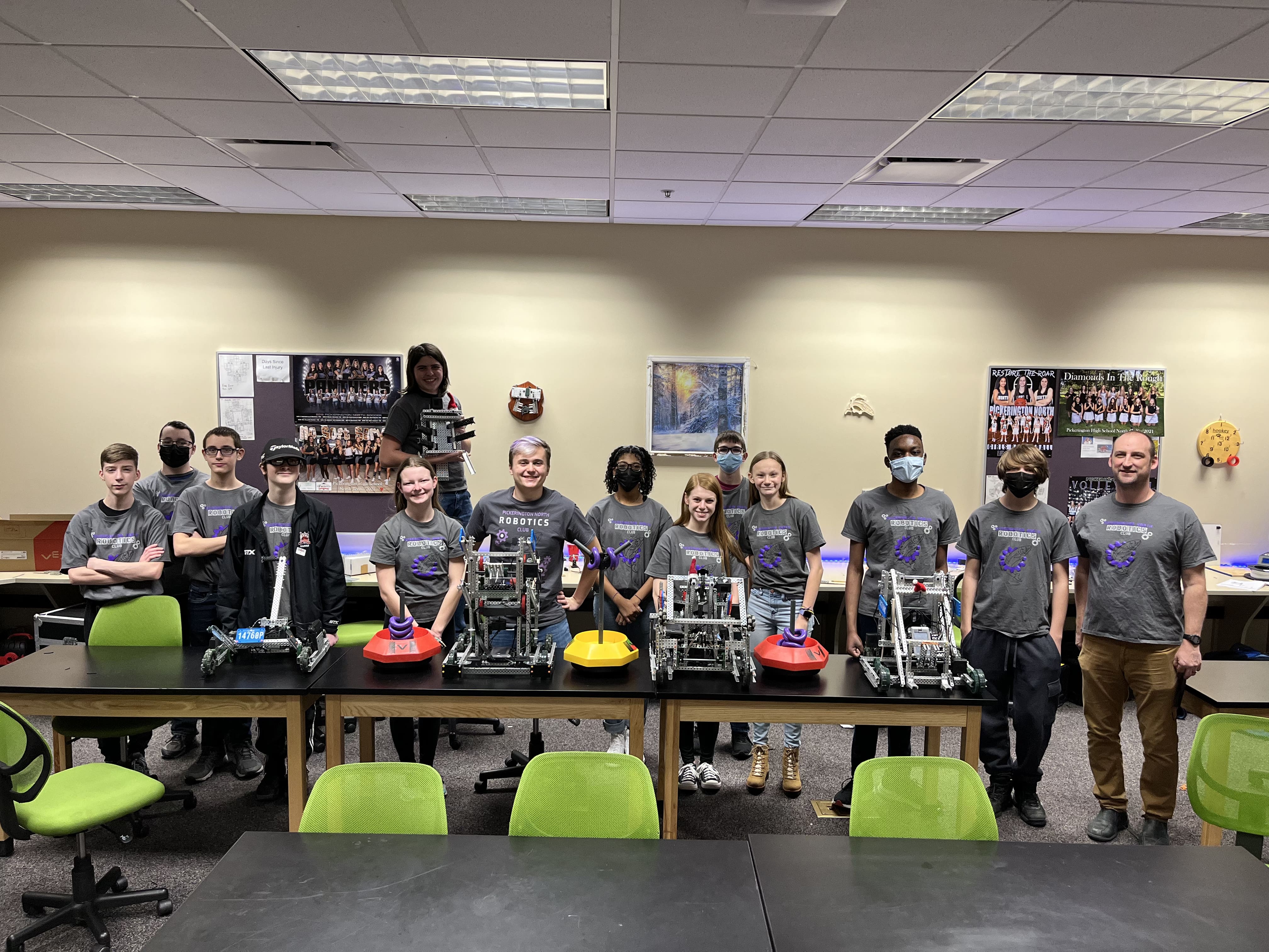 A group photo of the 2021-2022 robotics team